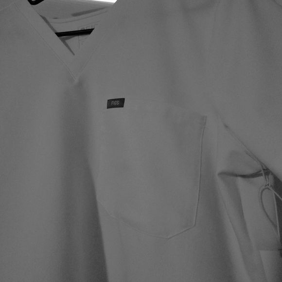 FIGS NWT Scrub Set (Pants & Shirt) - Picture 9 of 13